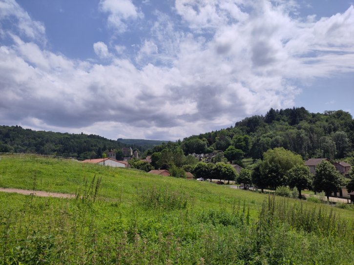 Vue du bourg et du château de Châteldon depuis le terrain (2024)